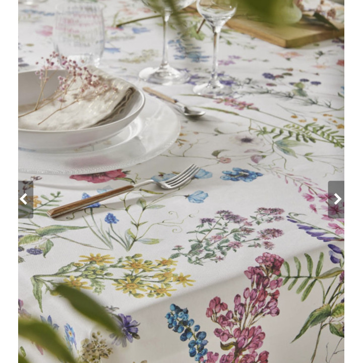 Bunte Blumenwiese – Detailansicht am gedeckten Tisch
